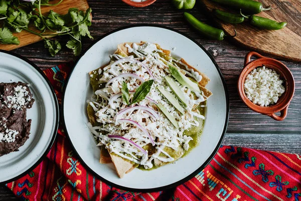 Chilaquiles Mexicanos Con Pollo Salsa Verde Picante Desayuno Tradicional México —  Fotos de Stock