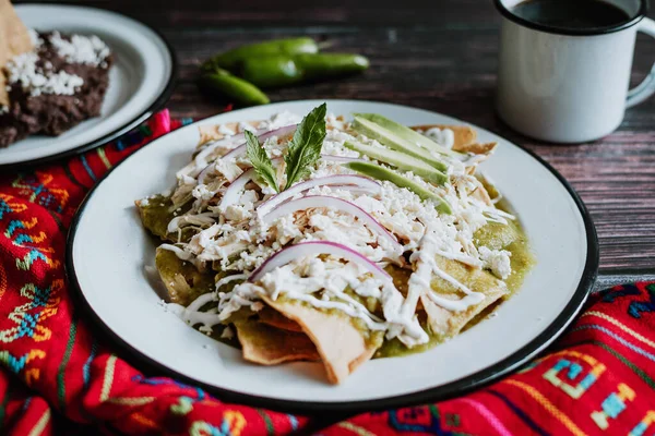 Chilaquiles Mexicanos Con Pollo Salsa Verde Picante Desayuno Tradicional México —  Fotos de Stock
