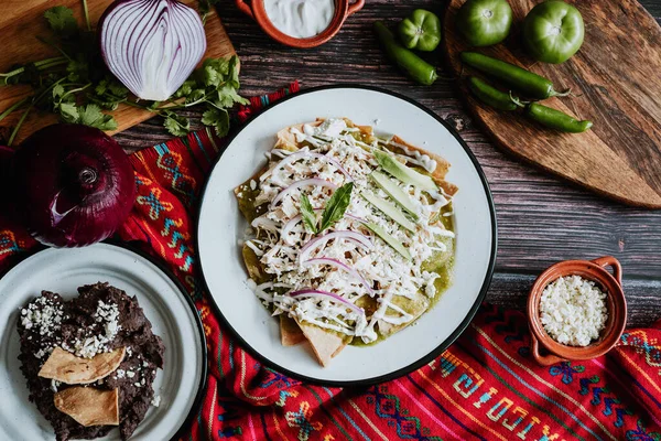 Meksikanske Chilaquiles Med Kylling Krydret Grønn Saus Tradisjonell Frokost Mexico – stockfoto