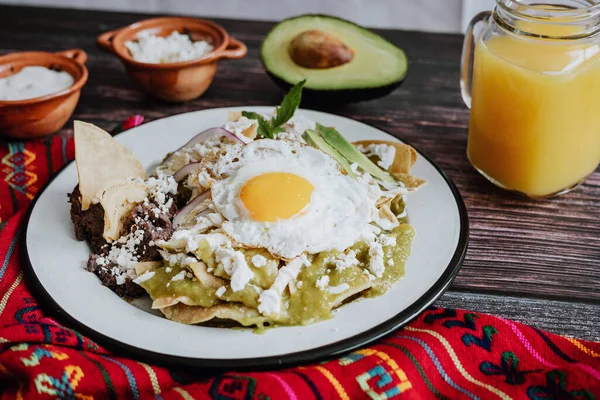 Chilaquiles Mexicanos Con Huevo Frito Pollo Salsa Verde Picante Desayuno —  Fotos de Stock