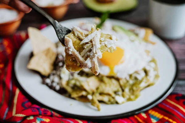 Chilaquiles Mexicanos Con Huevo Frito Pollo Salsa Verde Picante Desayuno — Foto de Stock