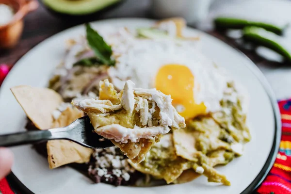 Chilaquiles Mexicanos Con Huevo Frito Pollo Salsa Verde Picante Desayuno —  Fotos de Stock