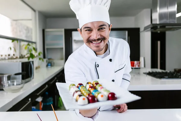 Молодий Латин Капелюсі Шеф Кухаря Стоїть Мексиканським Шоколадом Тарілці Комерційній — стокове фото