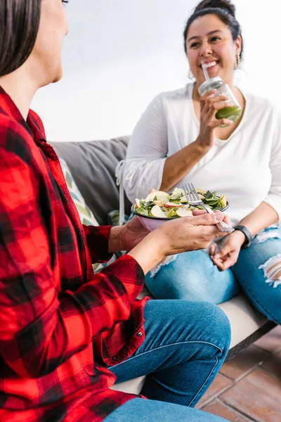 Jonge Spaanse Vrouw Die Thuis Salade Eet Groen Sap Drinkt — Stockfoto