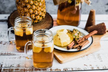 Meksika 'da geleneksel ananas, panela ve tarçınlı mayalanmış Tepache içeceği.