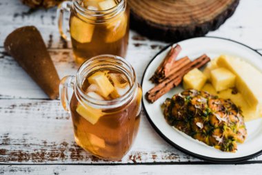Meksika 'da geleneksel ananas, panela ve tarçınlı mayalanmış Tepache içeceği.