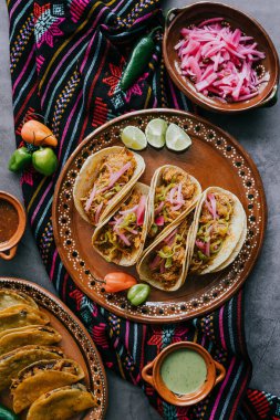 Cochinita Pibil Meksika tacoları, Yucatan Meksika 'dan Maya mutfağı.