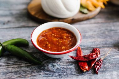 Meksika kırmızı sosu ve Meksika 'da ahşap bir masada kırmızı biber.