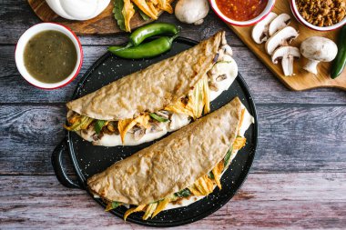 Meksika quesadilla tipik bir yiyecek mantar, chicharron, peynir ve kabak çiçeği ile doldurulmuş Meksika sosu