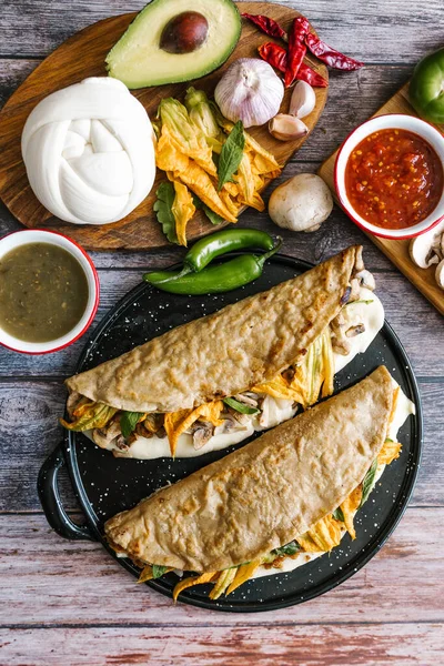 Quesadilla Messicana Cibo Tipico Farcito Con Funghi Chicharron Formaggio Fiori — Foto Stock