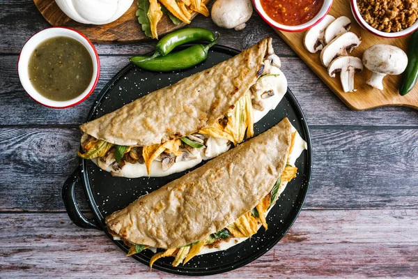 Quesadilla Mexicana Comida Típica Rellena Con Champiñones Chicharrón Queso Flor —  Fotos de Stock