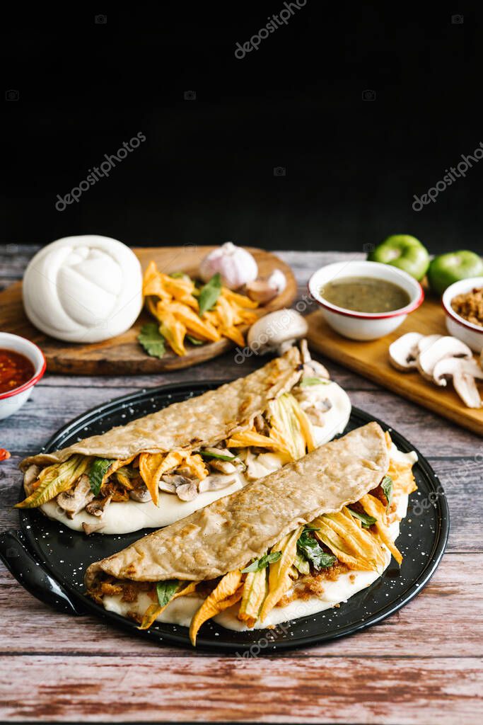 Quesadilla mexicana hecha con tortilla y rellena con chicharrones o