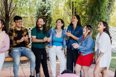 Meksika 'daki açık hava aktivitelerinde çok nesilli Latin Amerikalı insanların portresi. İspanyol kökenli çok nesilli aile veya arkadaşlar birlikte vakit geçiriyorlar.