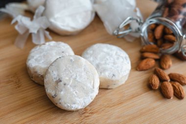 Geleneksel Noel polvoronları, nevaditolar, mantekadolar veya Meksika Latin Amerika 'da tatil için tabakta tatlı kurabiyeler, İspanyol gelenekleri 