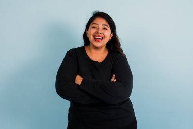 Latin Amerikalı Latin Amerikalı, esmer ve Latin Amerikalı kadınların portresi ve fotokopi arkaplanı.