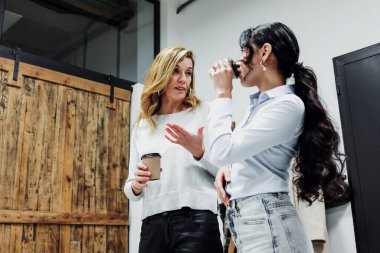 İspanyol iş adamları üst düzey yönetici ve çalışan kadın birlikte çalışıyor ve yönetimde ve güçlendirme konseptinde eğleniyorlar.