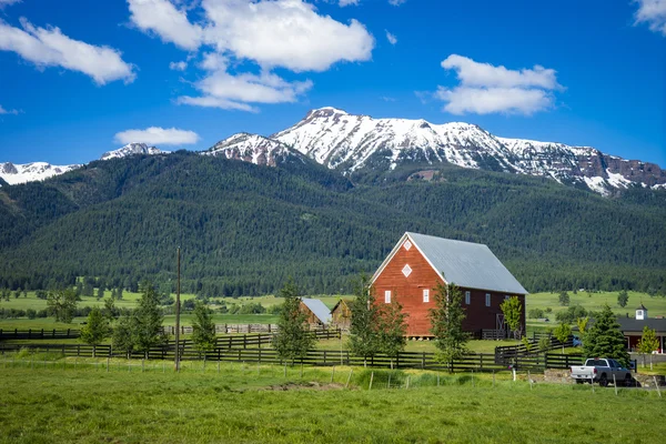 Red barn in Oregon — Stock Photo, Image