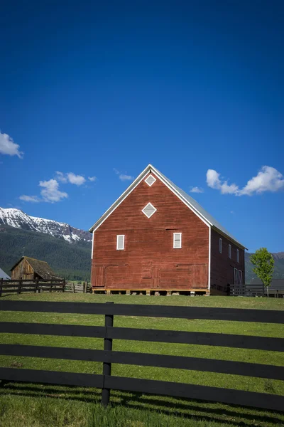 Красный амбар в Орегоне — стоковое фото