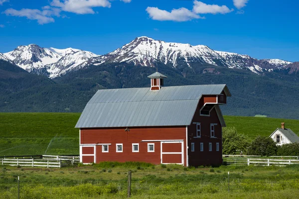 Grange rouge en Oregon — Photo