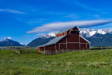 Dağlar Doğu Oregon yakın kırmızı ahır