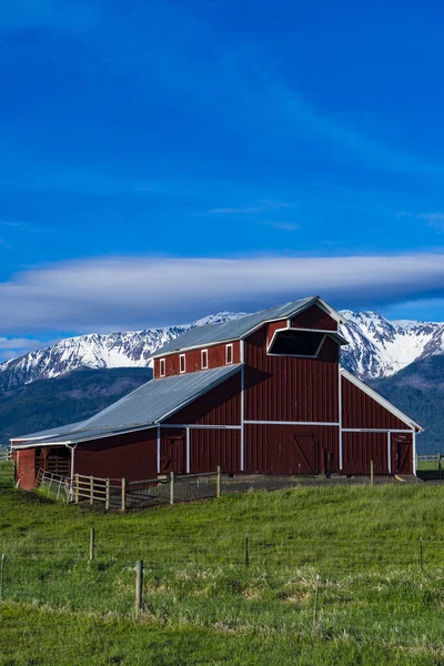 Rode schuur in de buurt van bergen in Oost-Oregon — Stockfoto