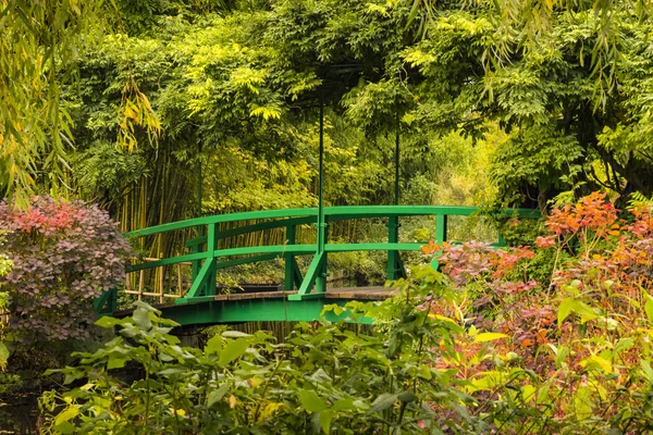 У Моне міст у сад в Живерні, Франція — стокове фото