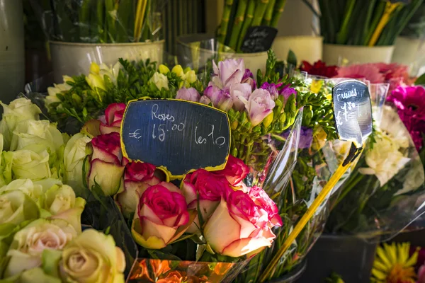 Rosas en venta en París floristería —  Fotos de Stock