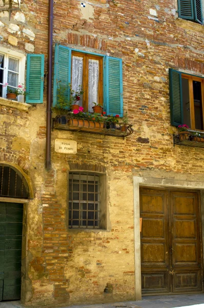 Türkisfarbene Fensterläden, italienisches Dorf — Stockfoto