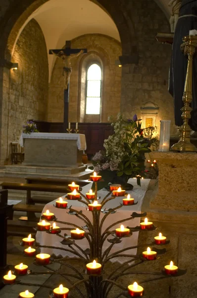 Bougies dans une église italienne — Photo