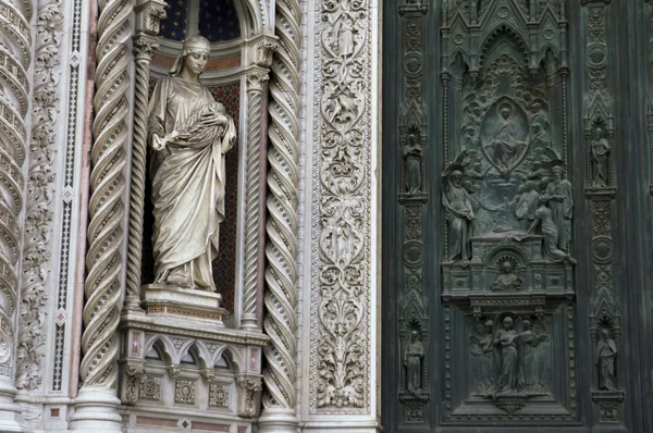 Szczegóły na zewnątrz katedry, w Florencja, Włochy — Zdjęcie stockowe