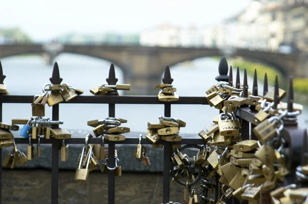 Κλειδαριές, τη γέφυρα Ponte Vecchio, Φλωρεντία — Φωτογραφία Αρχείου