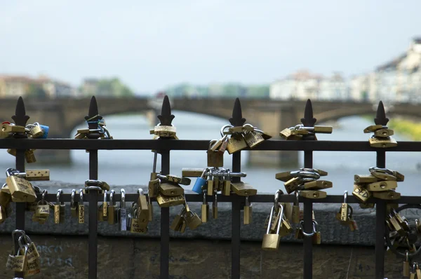 Κλειδαριές, τη γέφυρα Ponte Vecchio, Φλωρεντία — Φωτογραφία Αρχείου