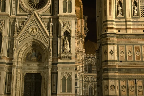 Der Dom bei Nacht, die wichtigste Kathedrale von Florenz Italien. — Stockfoto