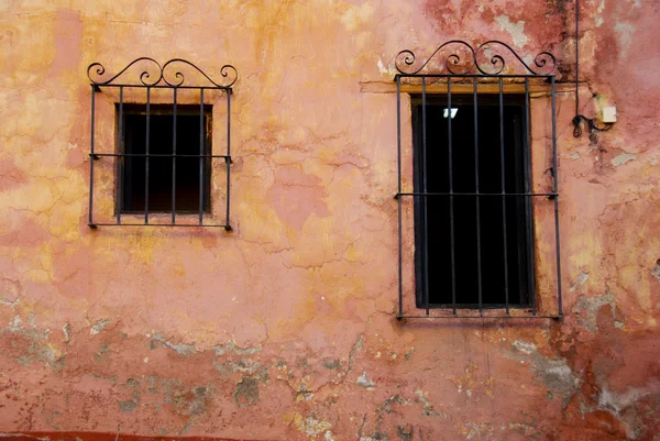 Janela rústica, San Miguel de Allende, México — Fotografia de Stock