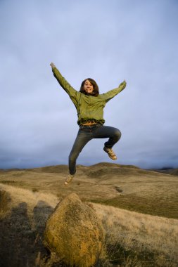 Genç kız bir kayadan atlama