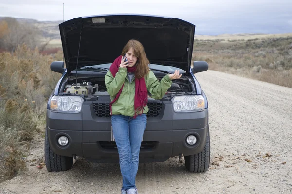 Tonårig flicka med en trasig bil — Stockfoto