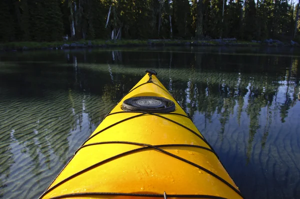 Kayak amarillo en un río — Foto de Stock