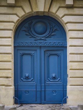 Mavi ahşap kapılar, Paris, Fransa