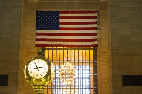 Αμερικανική Σημαία Και Πολυέλαιο Grand Central Terminal Νέα Υόρκη — Φωτογραφία Αρχείου