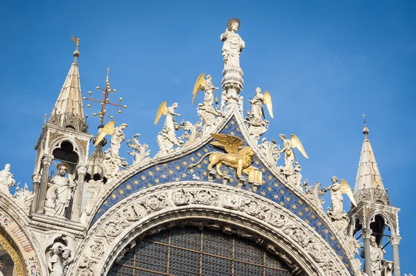 ヴェネツィアの聖マルコ大聖堂のドアの上の彫像 イタリア — ストック写真