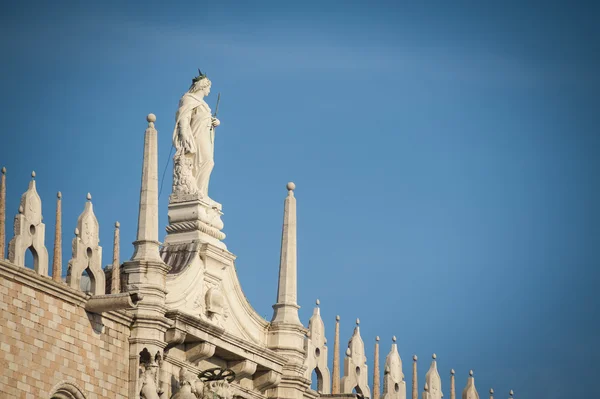 ヴェネツィアの聖マルコ大聖堂のドアの上の彫像 イタリア — ストック写真