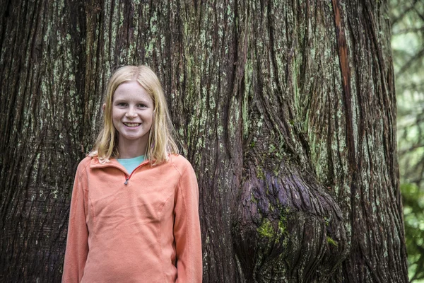 Giovane ragazza all'aperto nella foresta — Foto Stock