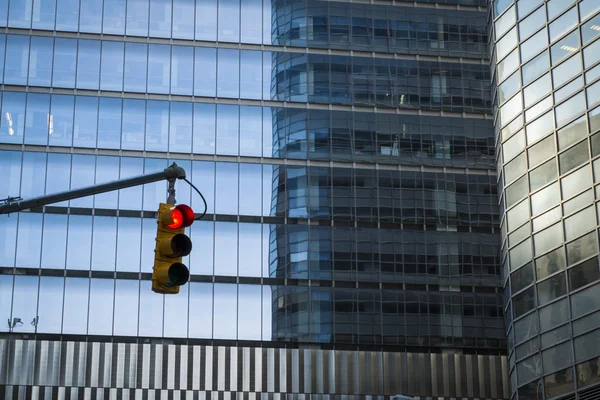 Streetlight en moderne glazen gebouwen — Stockfoto