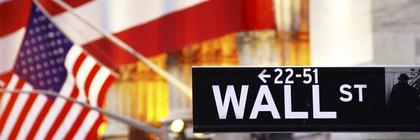 Wall Street, letrero callejero, con bandera de EE.UU. — Foto de Stock