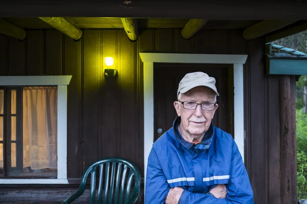 Anciano de pie cerca de una cabaña Imagen de archivo