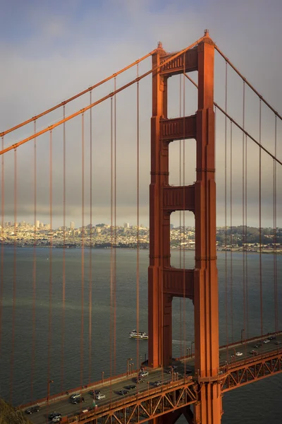 Puente Golden Gate con San Francisco al fondo — Foto de Stock