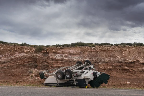 Accident impliquant un bateau renversé sur une autoroute — Photo