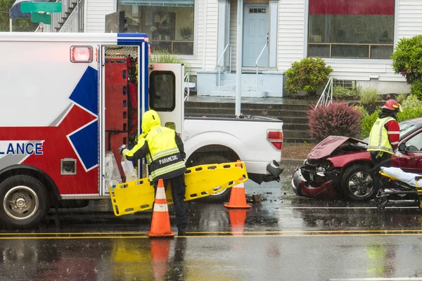 EMT tekniker svarar på trafikolycka — Stockfoto