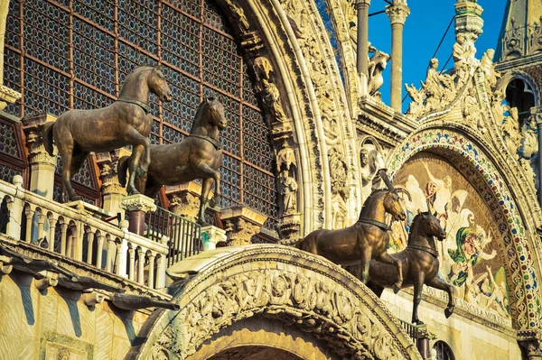 Bronze horse statues on St. Mark 's Cathedral, Venice, Italy — стоковое фото