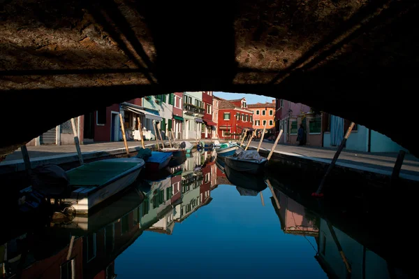 Είδαν το Burano, Ιταλία, κάτω από μια γέφυρα — Φωτογραφία Αρχείου